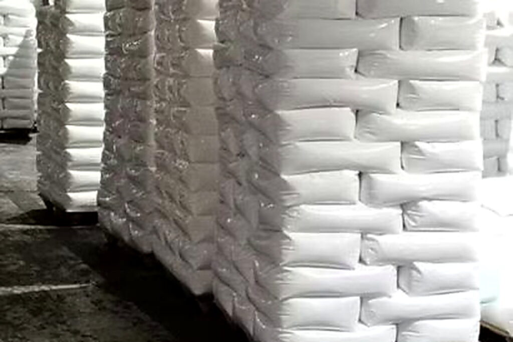 Molded pallet supporting stacked 25 kg bags of powdered material